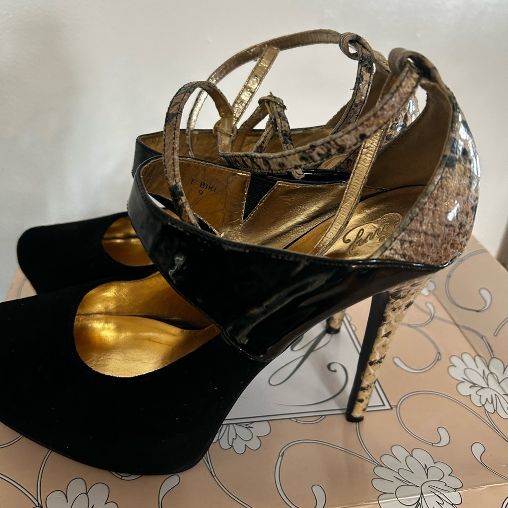 Woman high heels shoe with box
